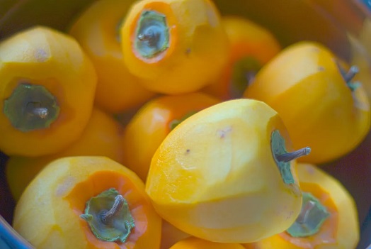 Peel the persimmon